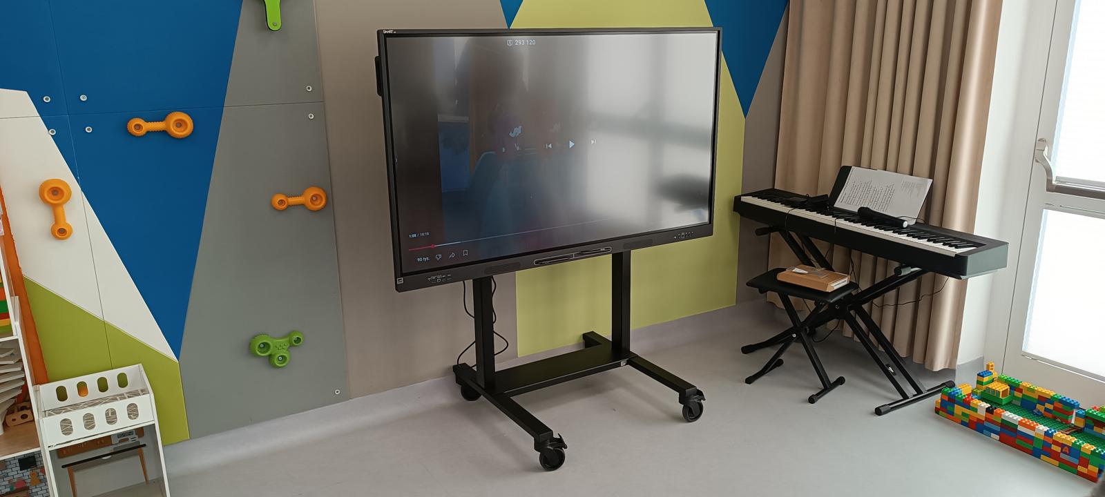 Instalacja monitora interaktywnego w sali edukacyjnej – Gdańsk