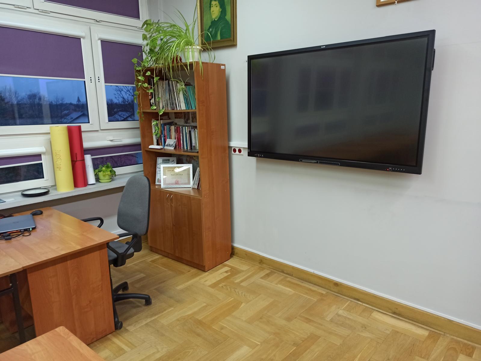 Sala lekcyjna z monitorem interaktywnym – Kraków