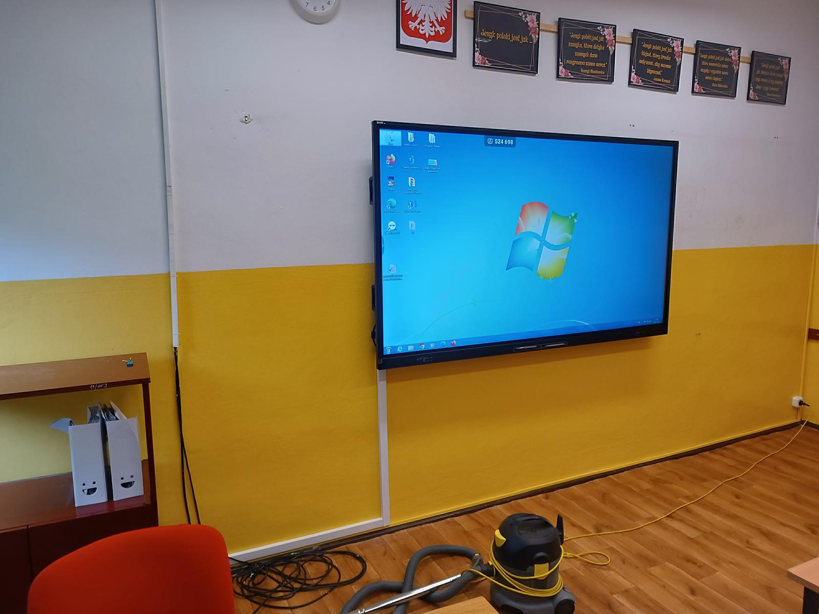 Nowoczesna przestrzeń edukacyjna z monitorem interaktywnym