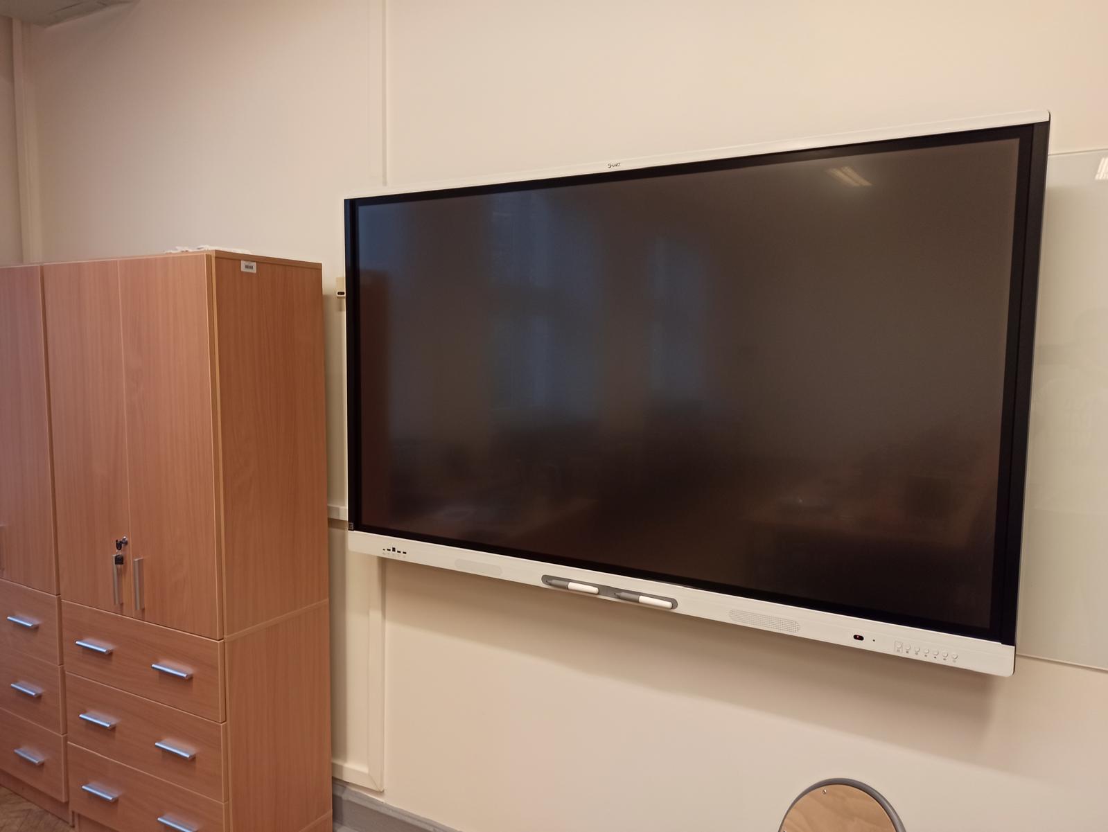Monitor interaktywny na ścianie w liceum ogólnokształcącym w Bydgoszczy