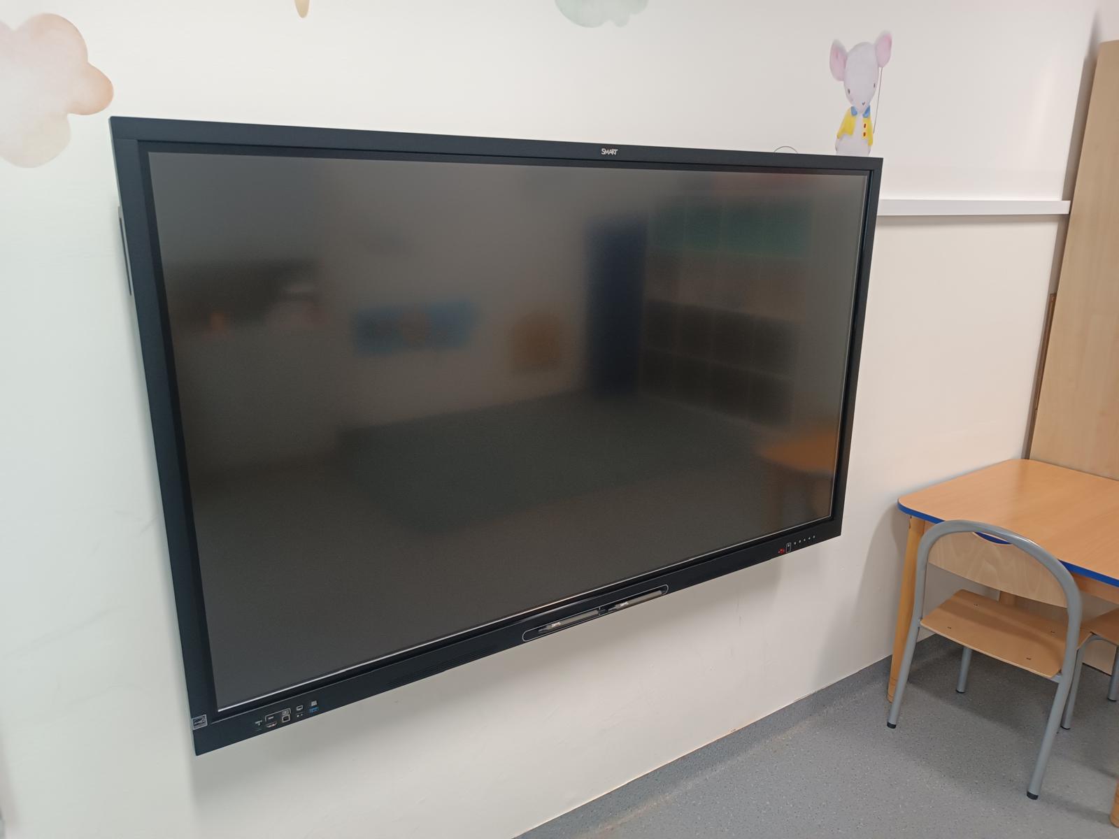 Nowoczesna przestrzeń edukacyjna z monitorem interaktywnym