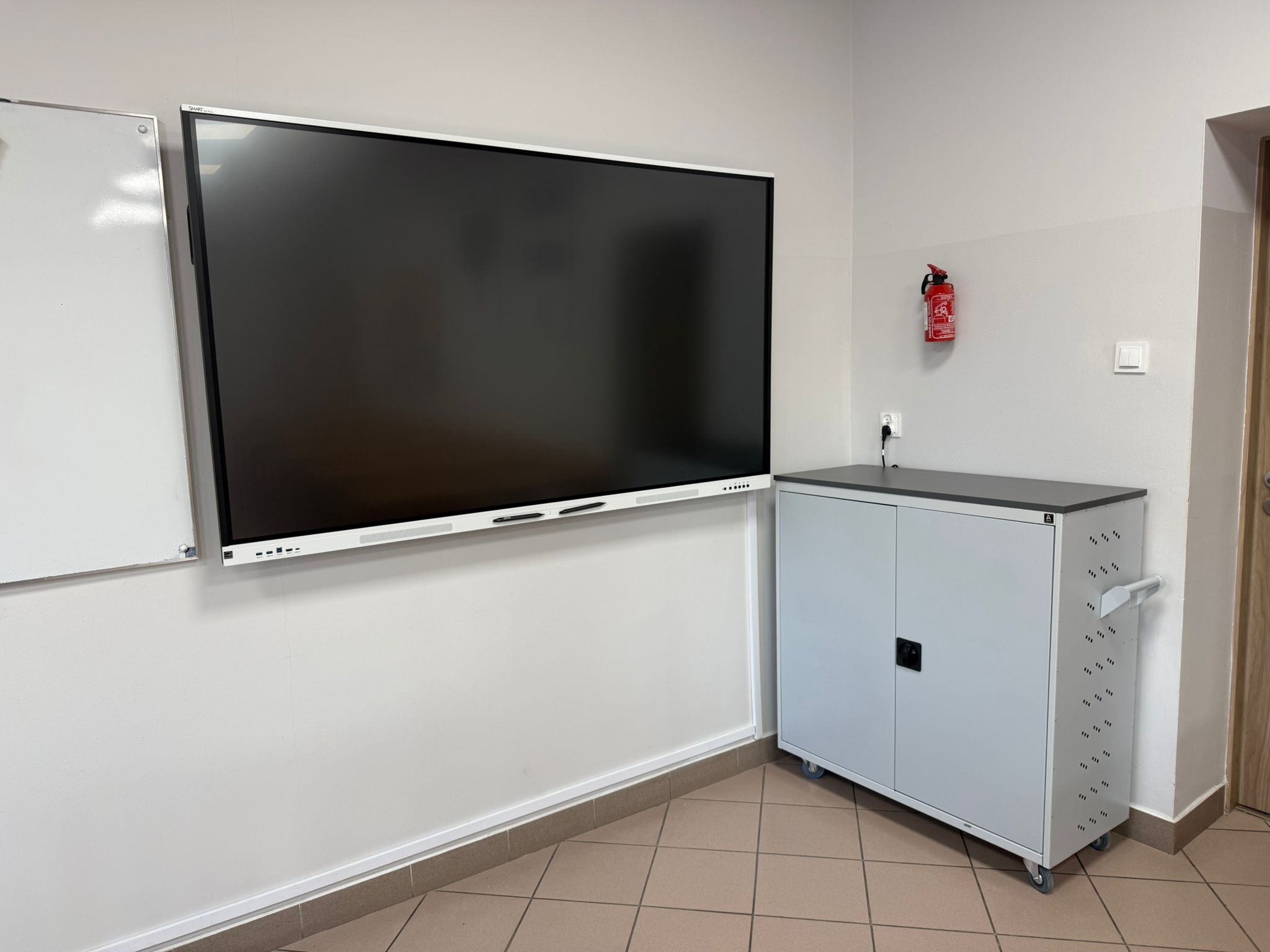 Nowoczesna przestrzeń edukacyjna z monitorem interaktywnym