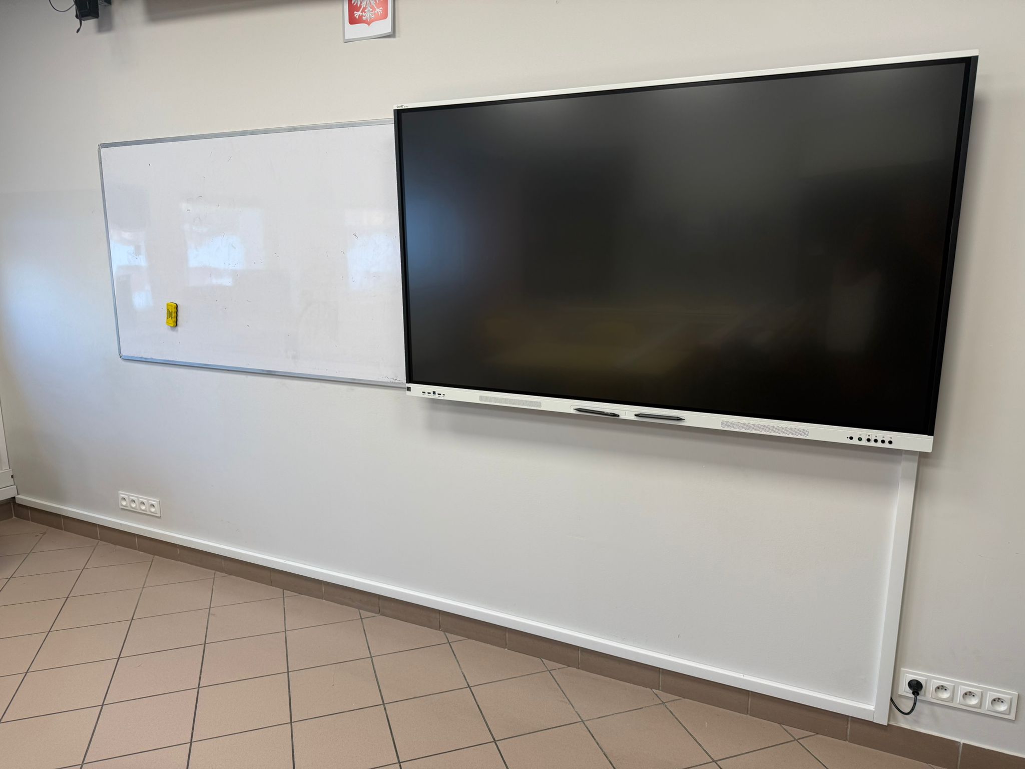 Sala lekcyjna z monitorem interaktywnym – Warszawa