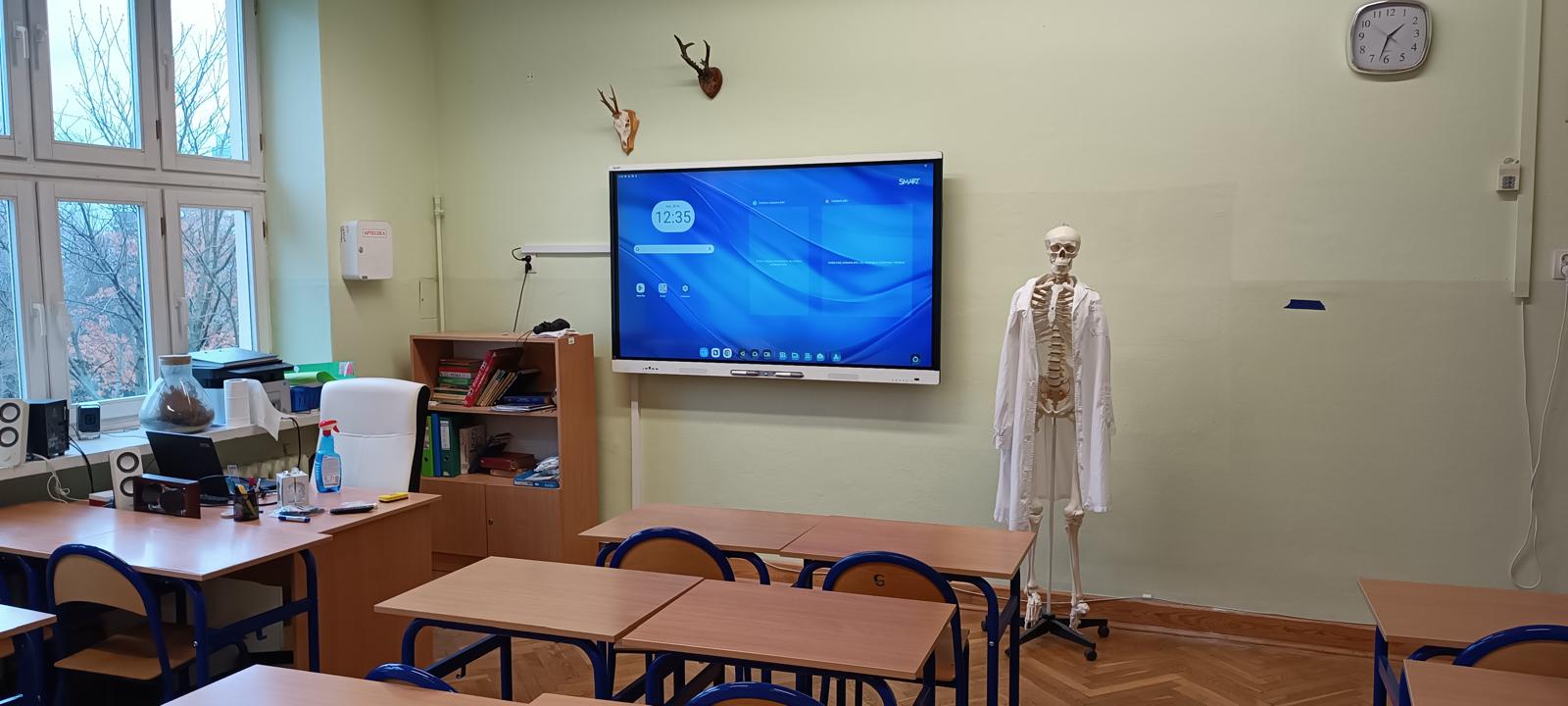 Nowoczesna przestrzeń edukacyjna z monitorem interaktywnym